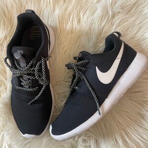 Nike Women Size 7 Black and White Sneakers